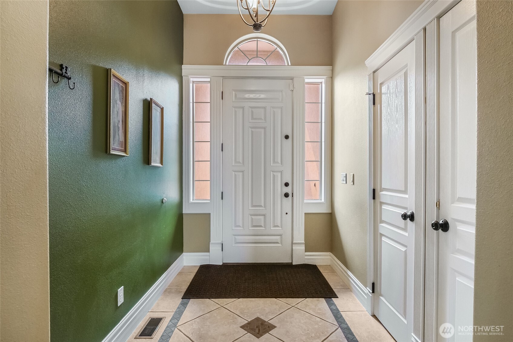 333 N Crestview Property Photo 5