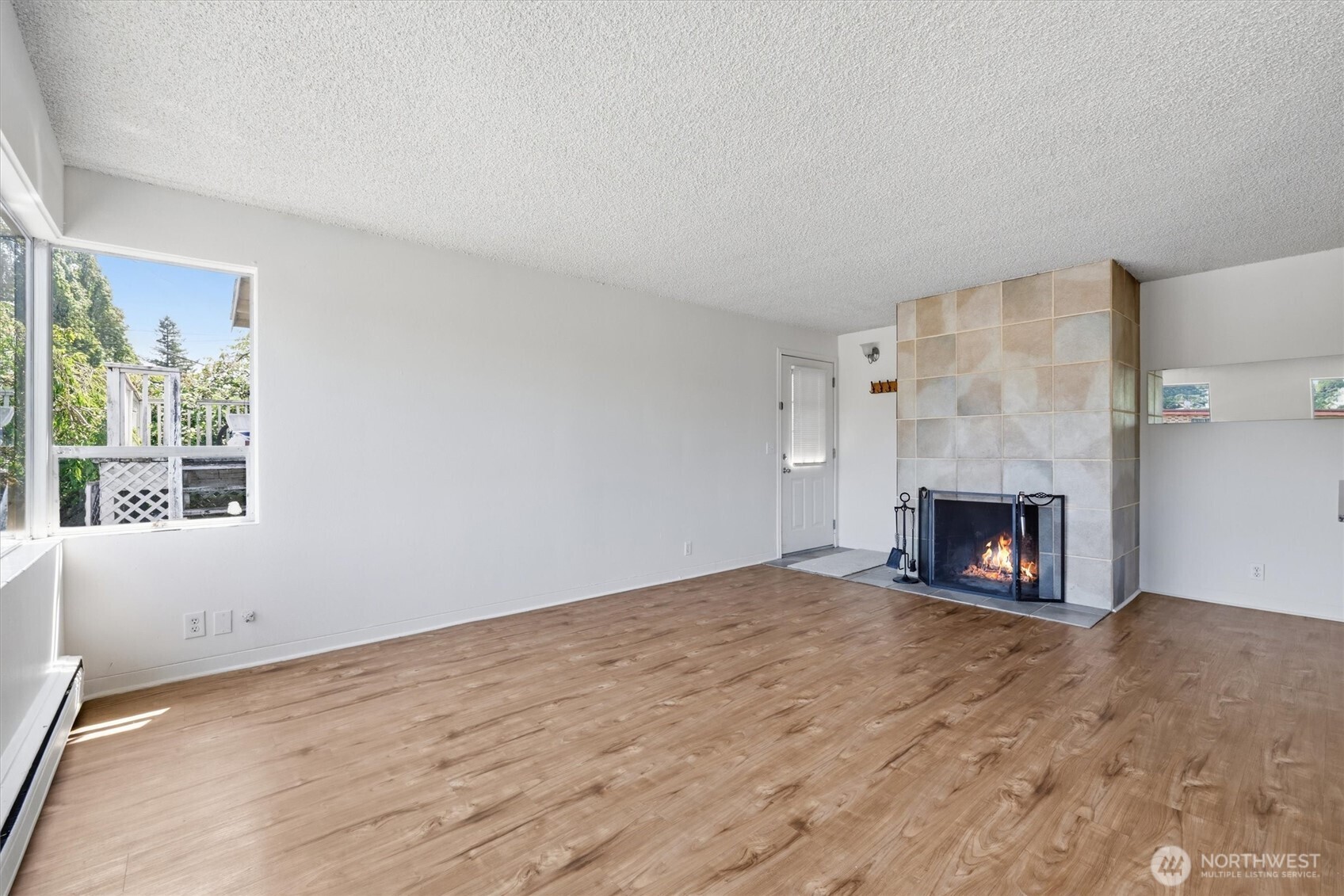 2657 Thorndyke Avenue Property Photo 7