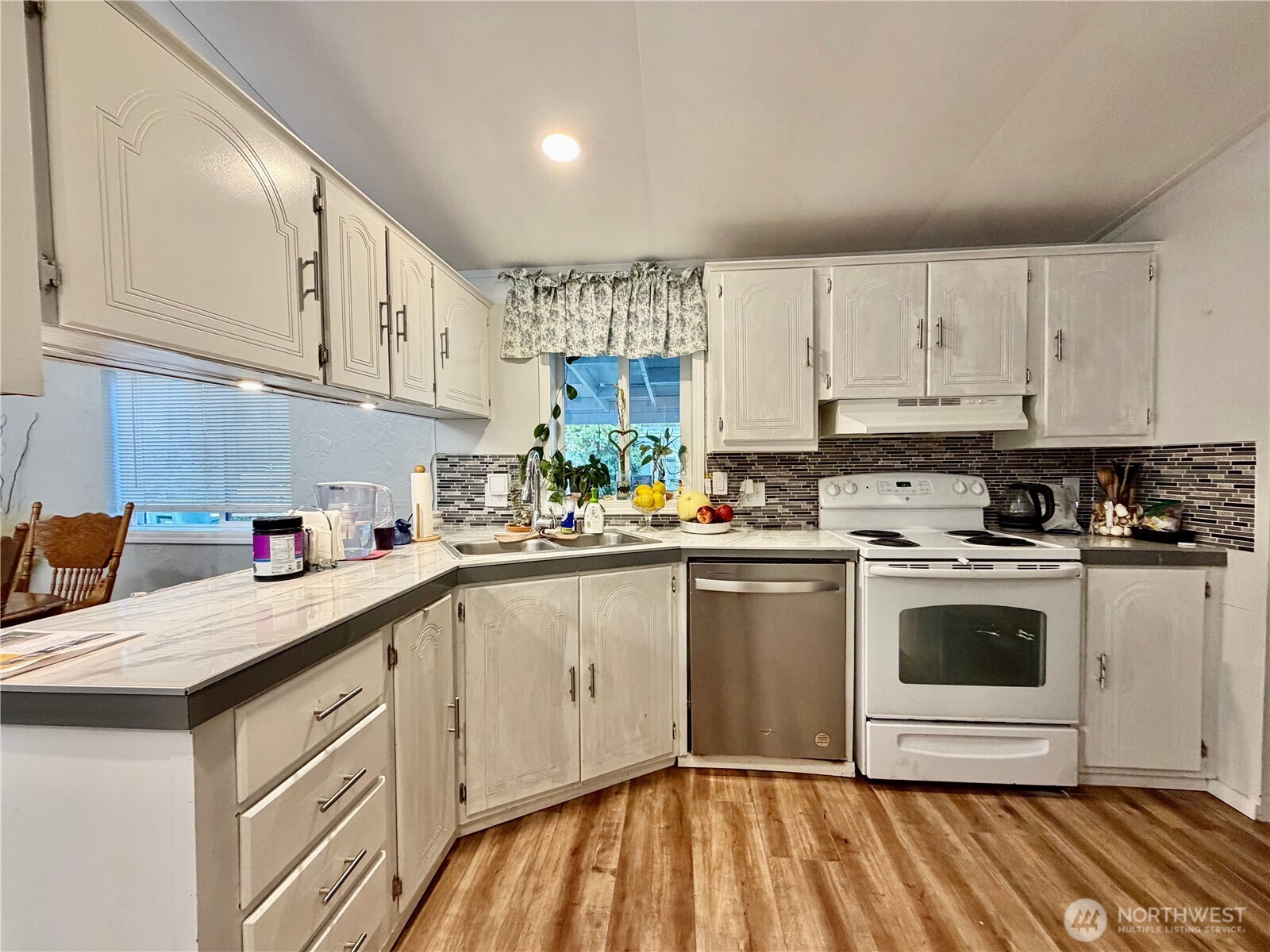 9065 Steele Creek Loop Property Photo 6