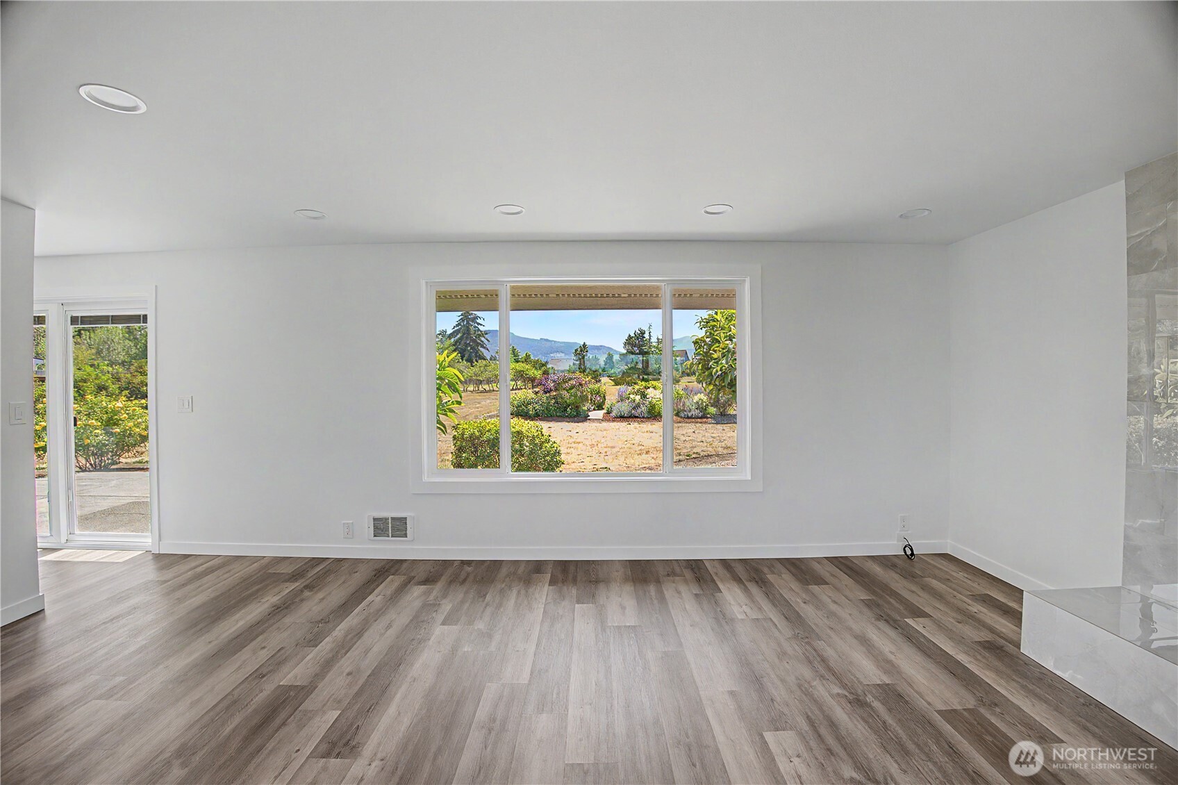 921 W Oak Court Property Photo 6
