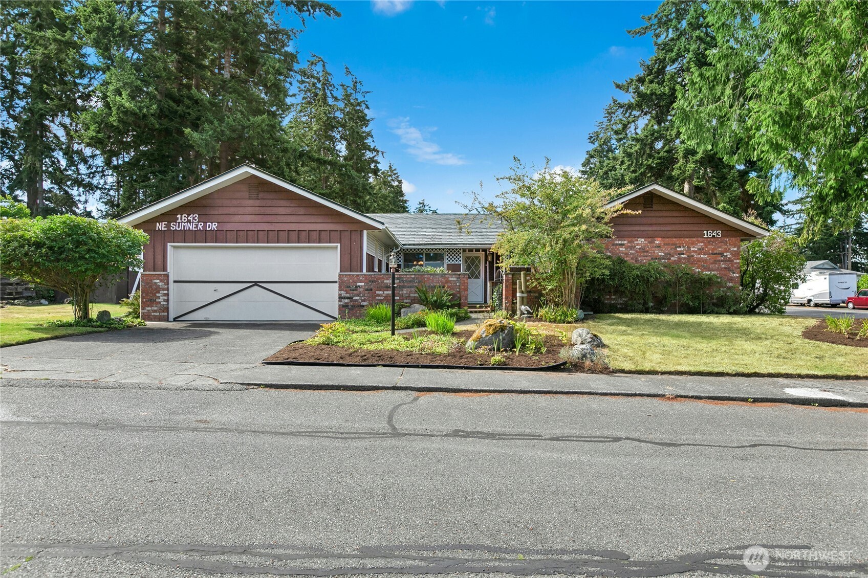1643 NE Sumner Drive Property Photo 1