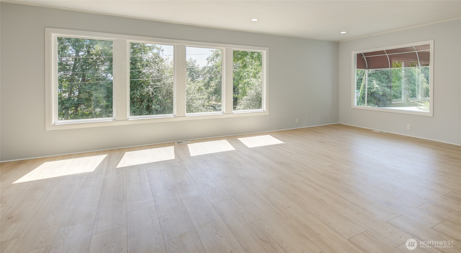 215 W Chenault Avenue Property Photo 4