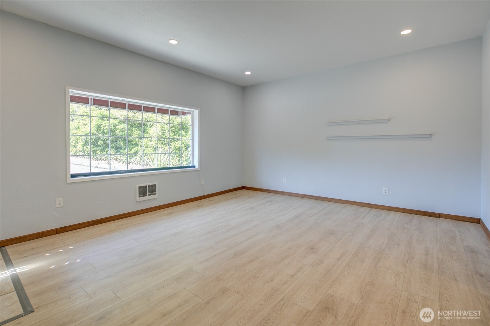 215 W Chenault Avenue Property Photo 8