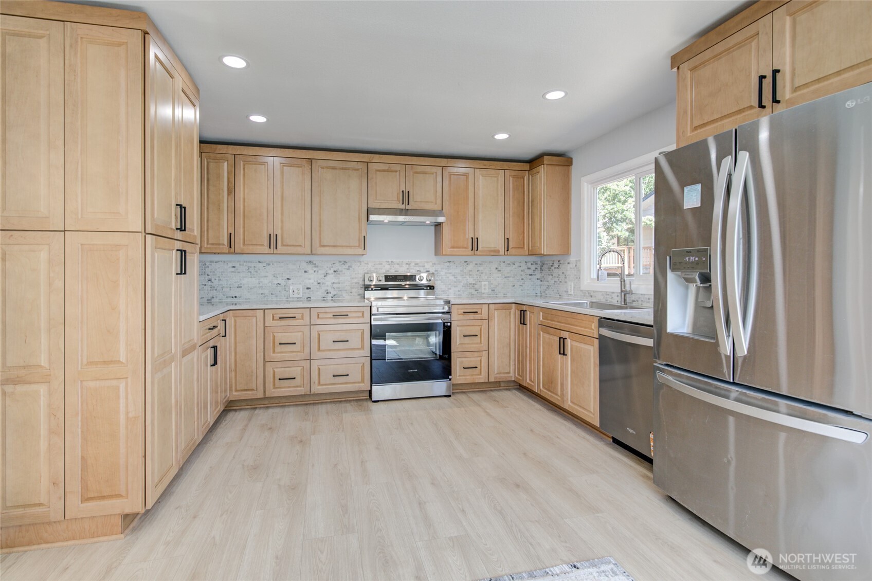 215 W Chenault Avenue Property Photo 10