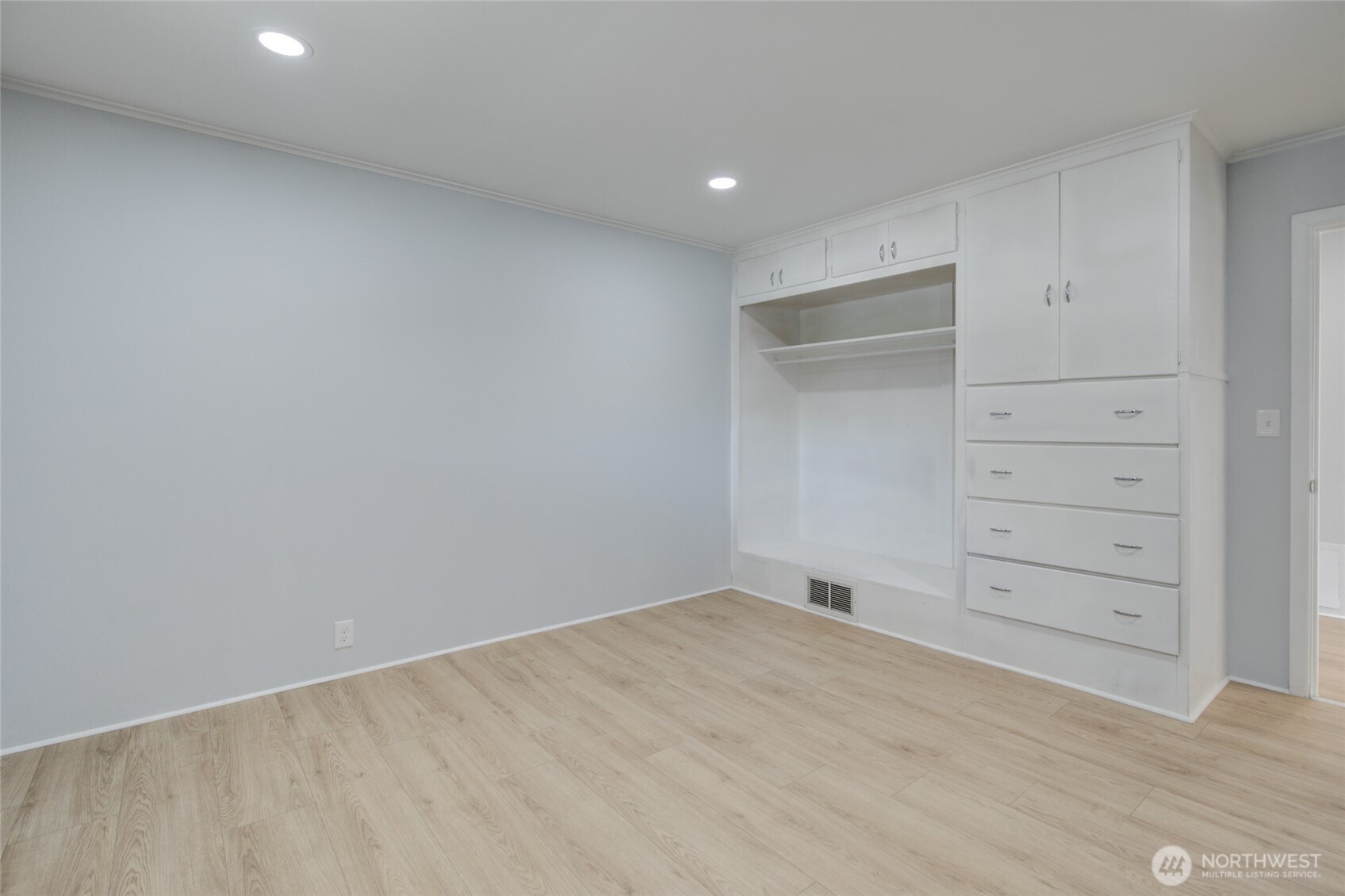 215 W Chenault Avenue Property Photo 16