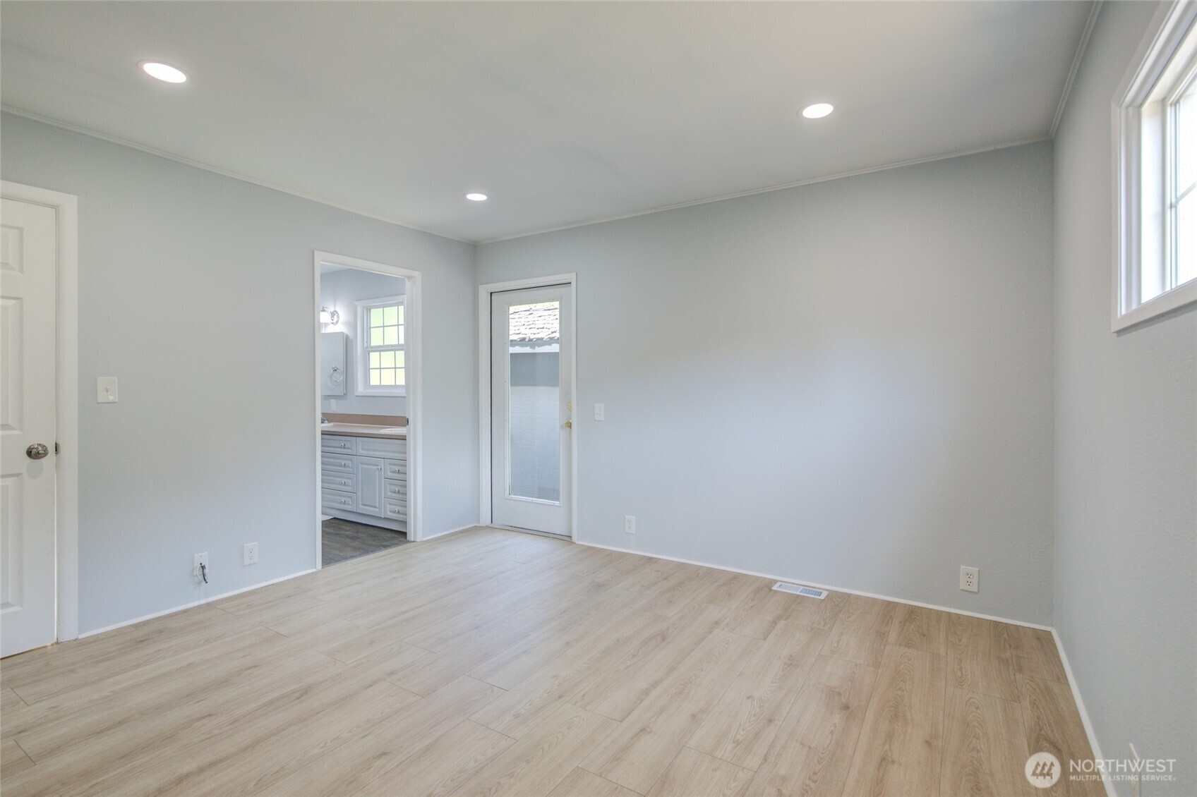 215 W Chenault Avenue Property Photo 20