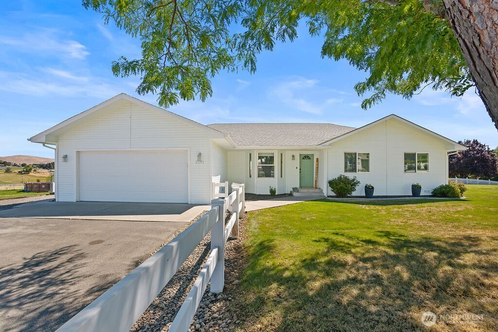 2291 Selah Loop Road Property Photo 1