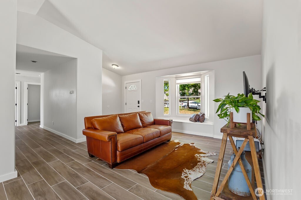 2291 Selah Loop Road Property Photo 4