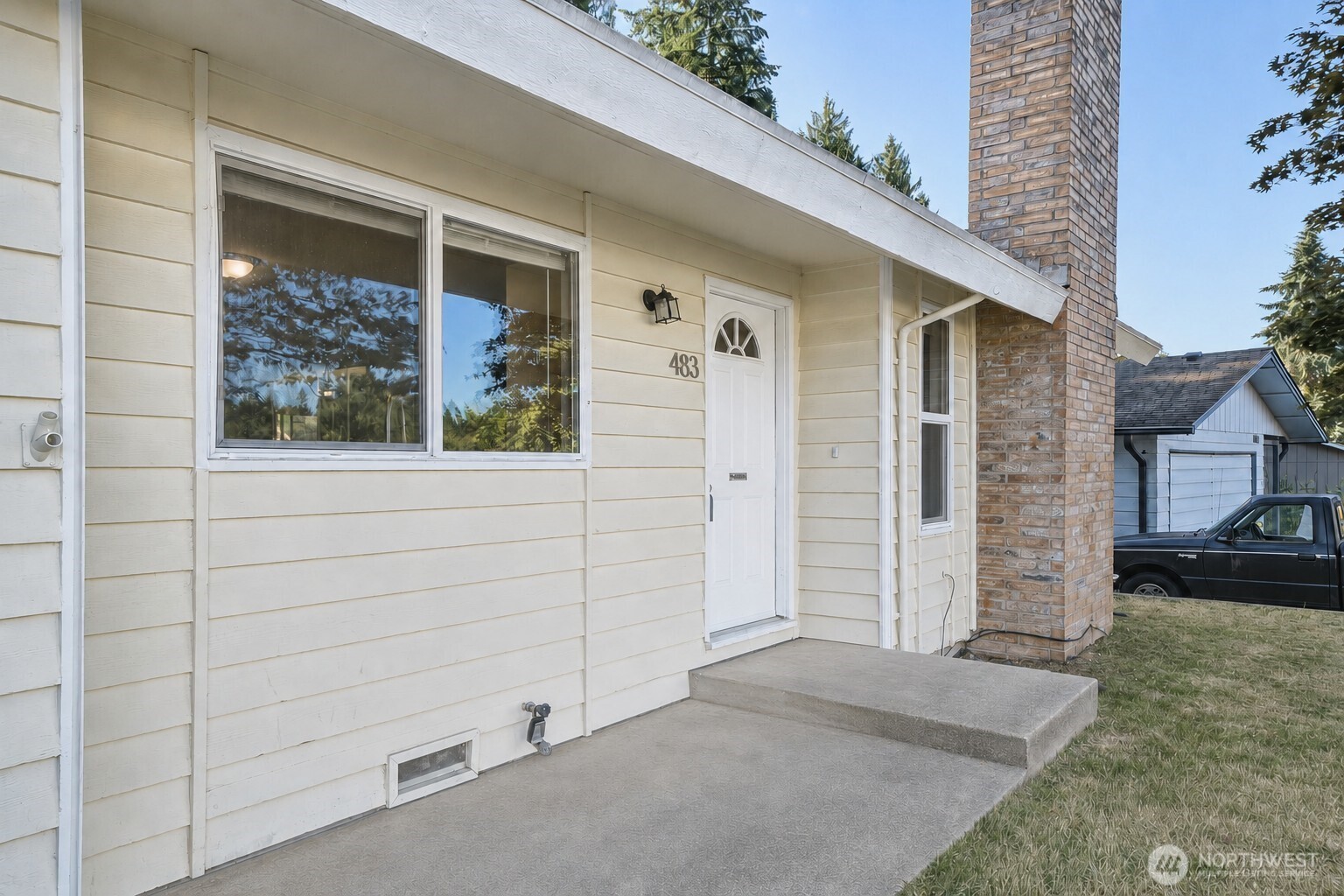 483 Ne Conifer Drive Property Photo 3