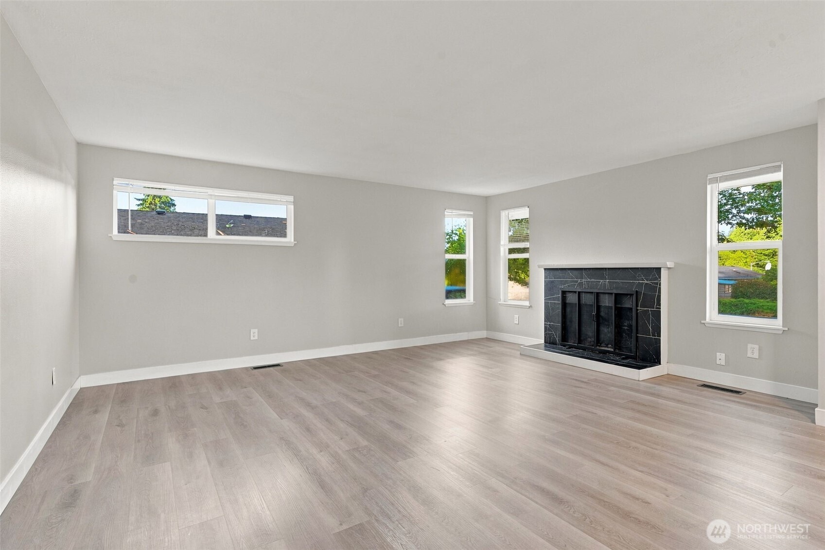 483 Ne Conifer Drive Property Photo 5