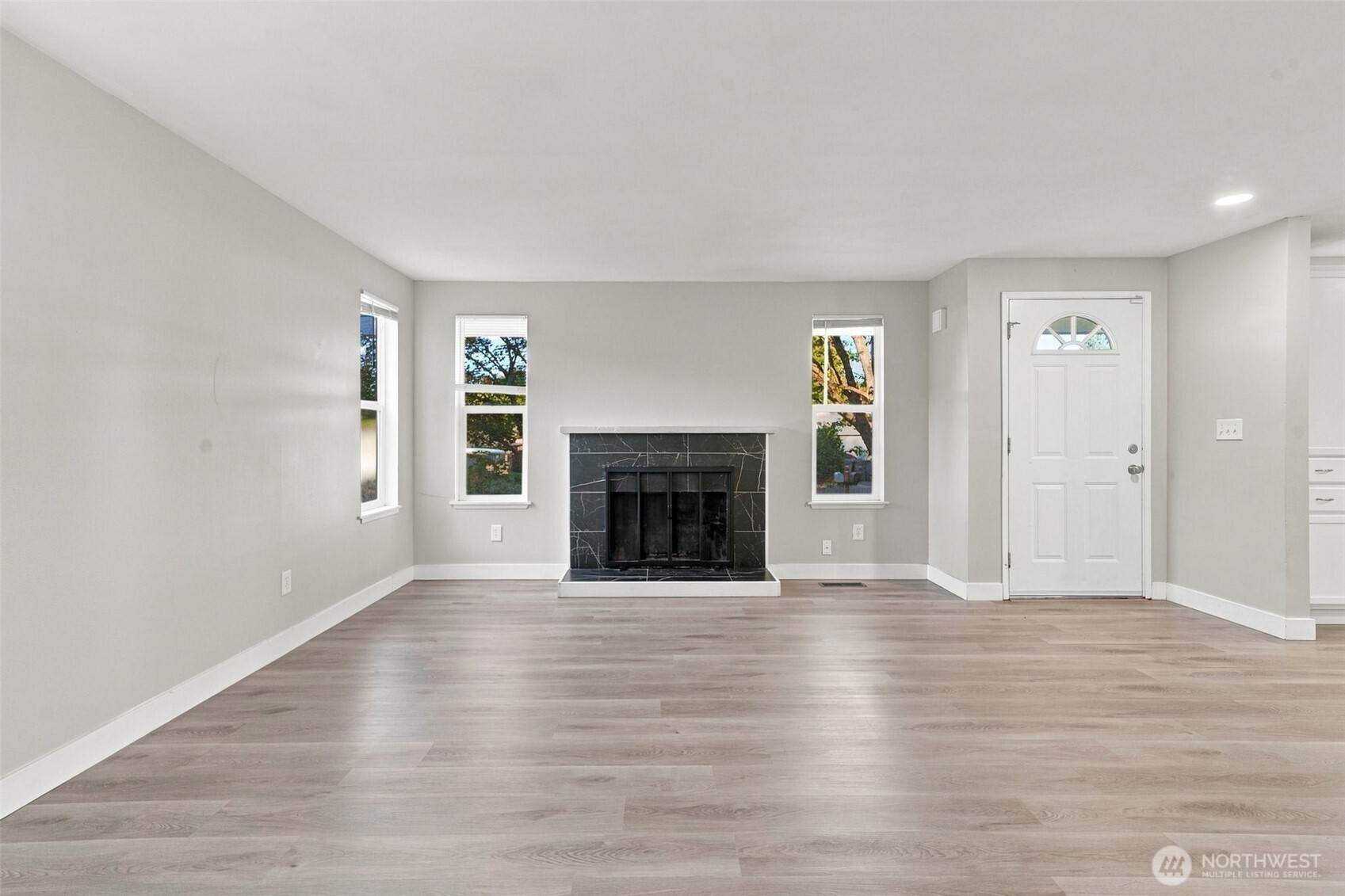 483 Ne Conifer Drive Property Photo 6
