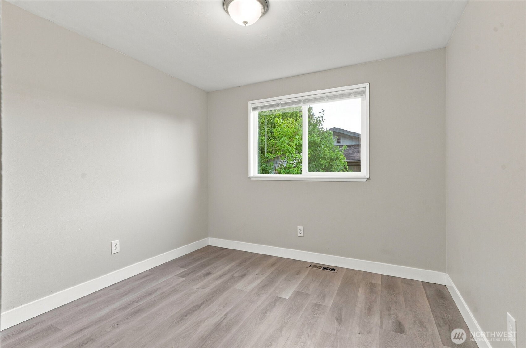 483 Ne Conifer Drive Property Photo 20