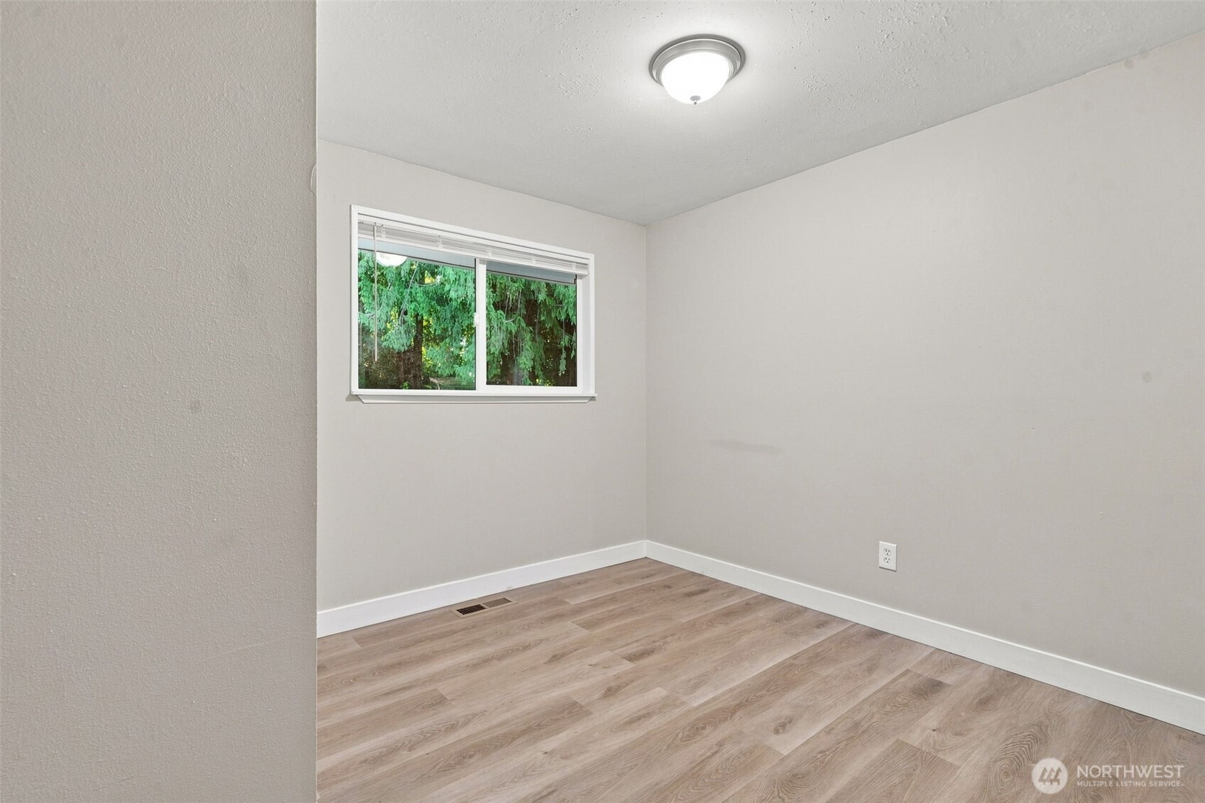 483 Ne Conifer Drive Property Photo 22