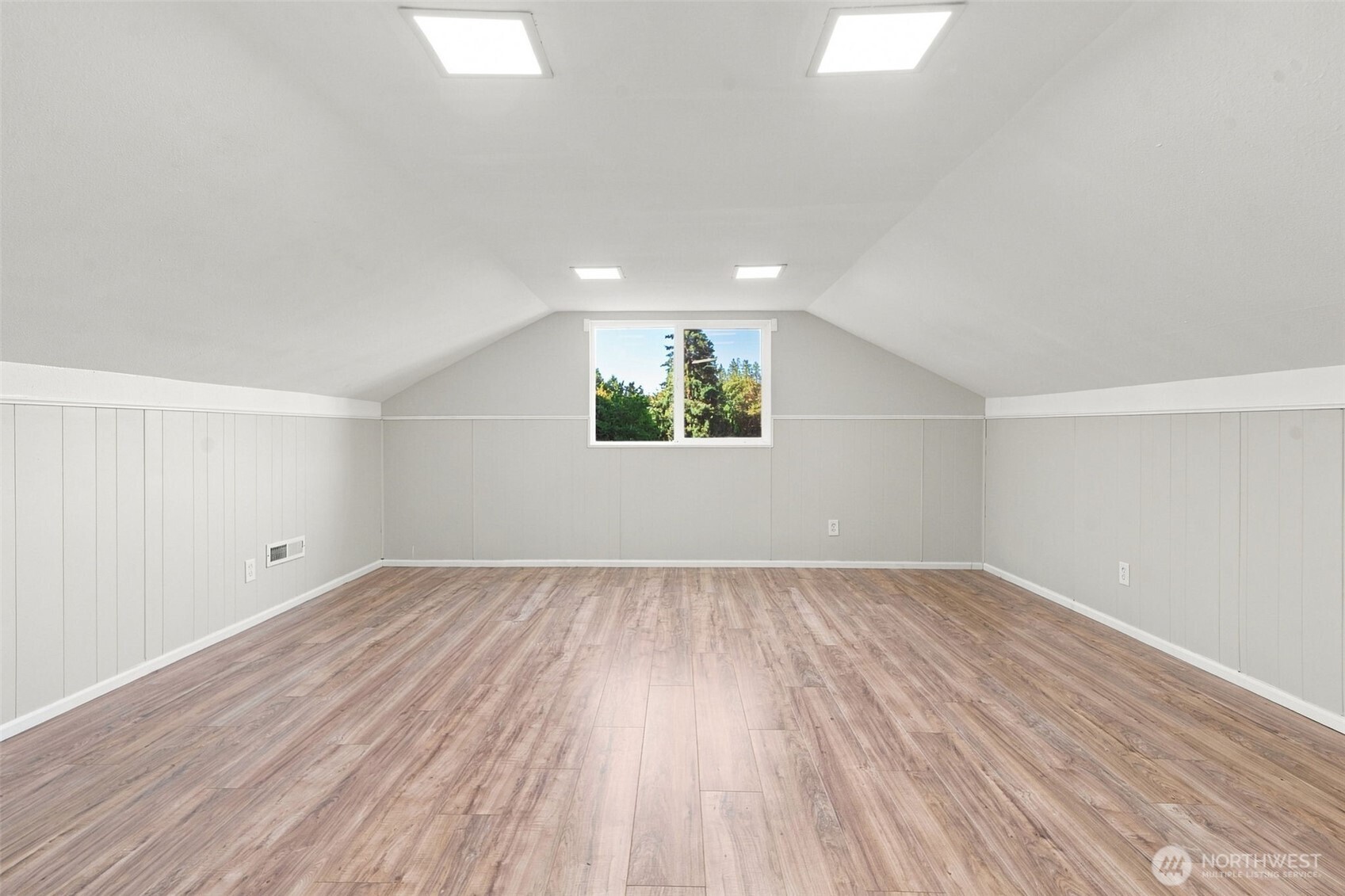 483 Ne Conifer Drive Property Photo 28