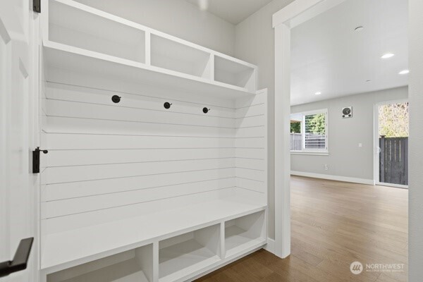 18527 Meridian Ave Property Photo 4