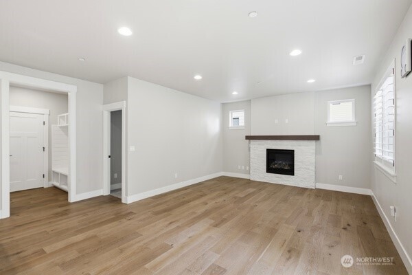 18527 Meridian Ave Property Photo 6