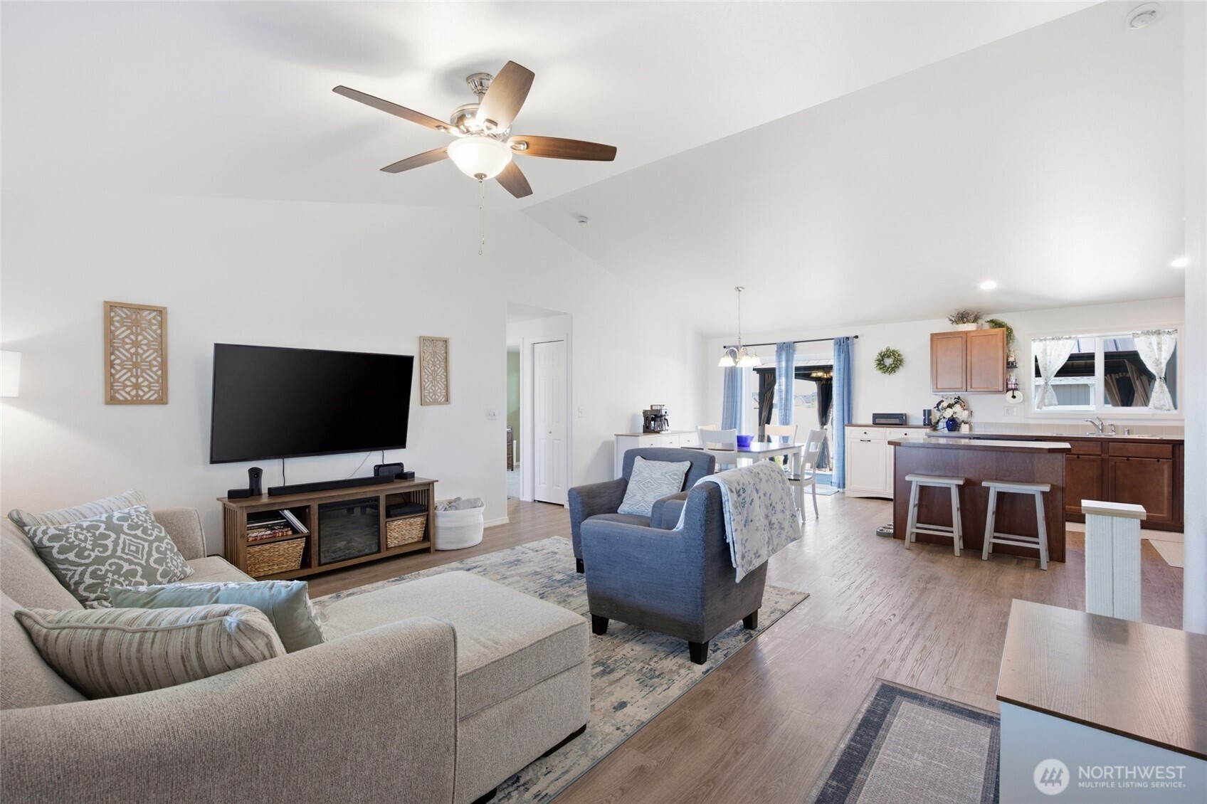 1305 W Polo Ridge Drive Property Photo 4
