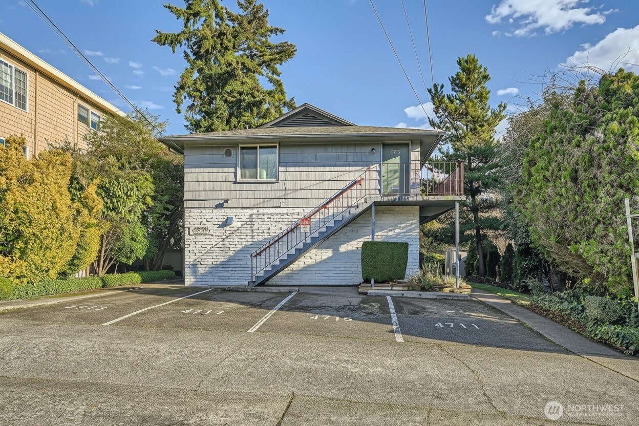 4711 Sand Point Way Property Photo 1