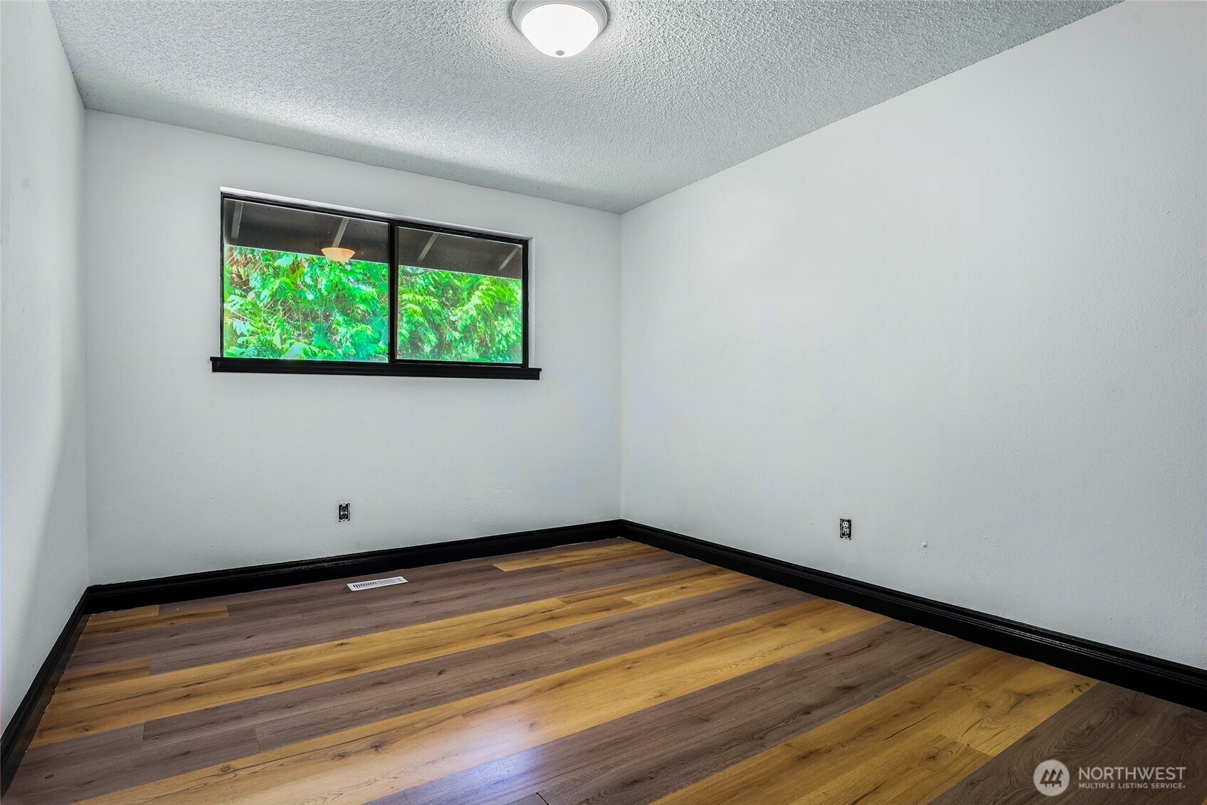 4509 W Tapps Drive Property Photo 8