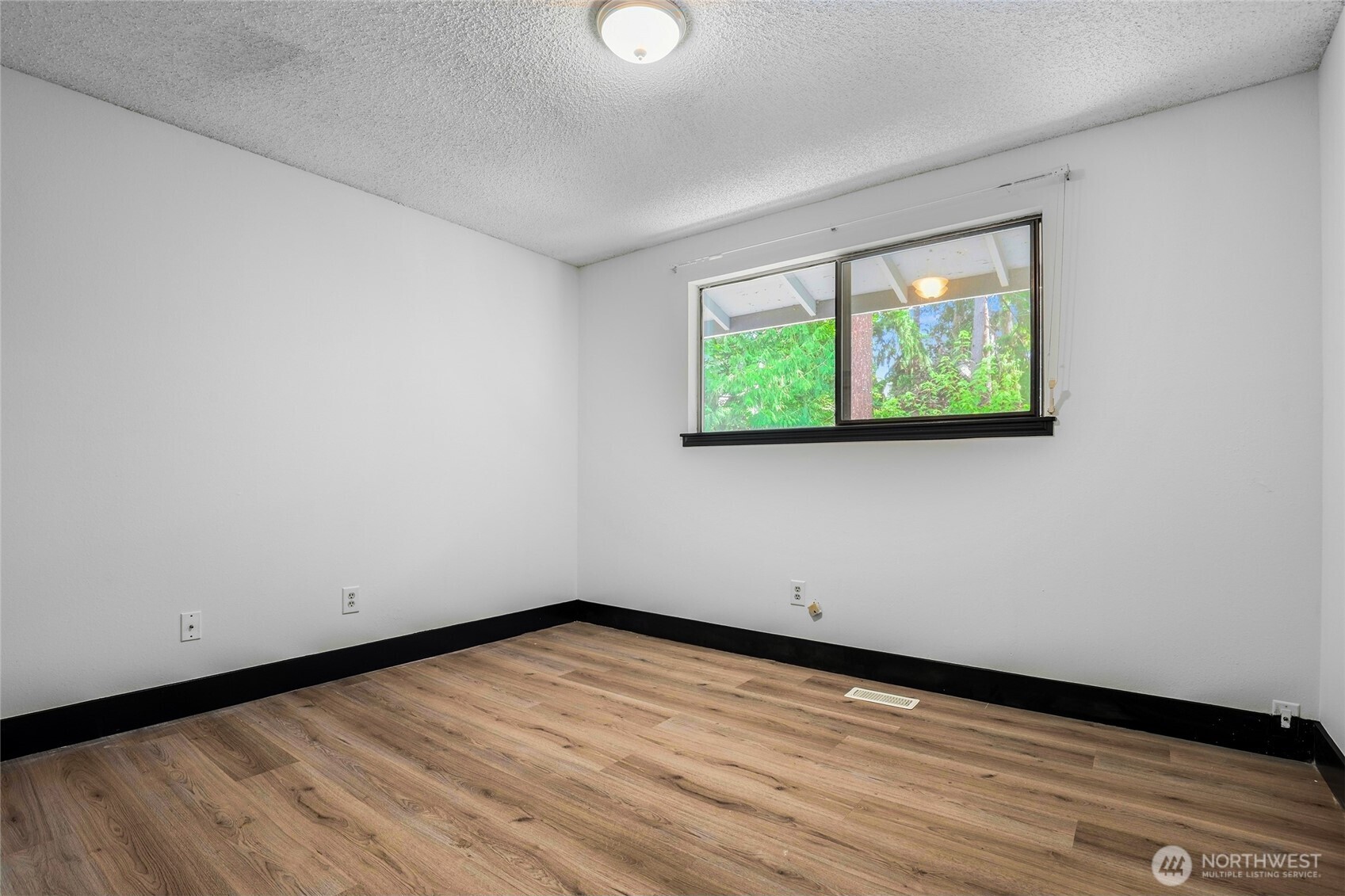 4509 W Tapps Drive Property Photo 9