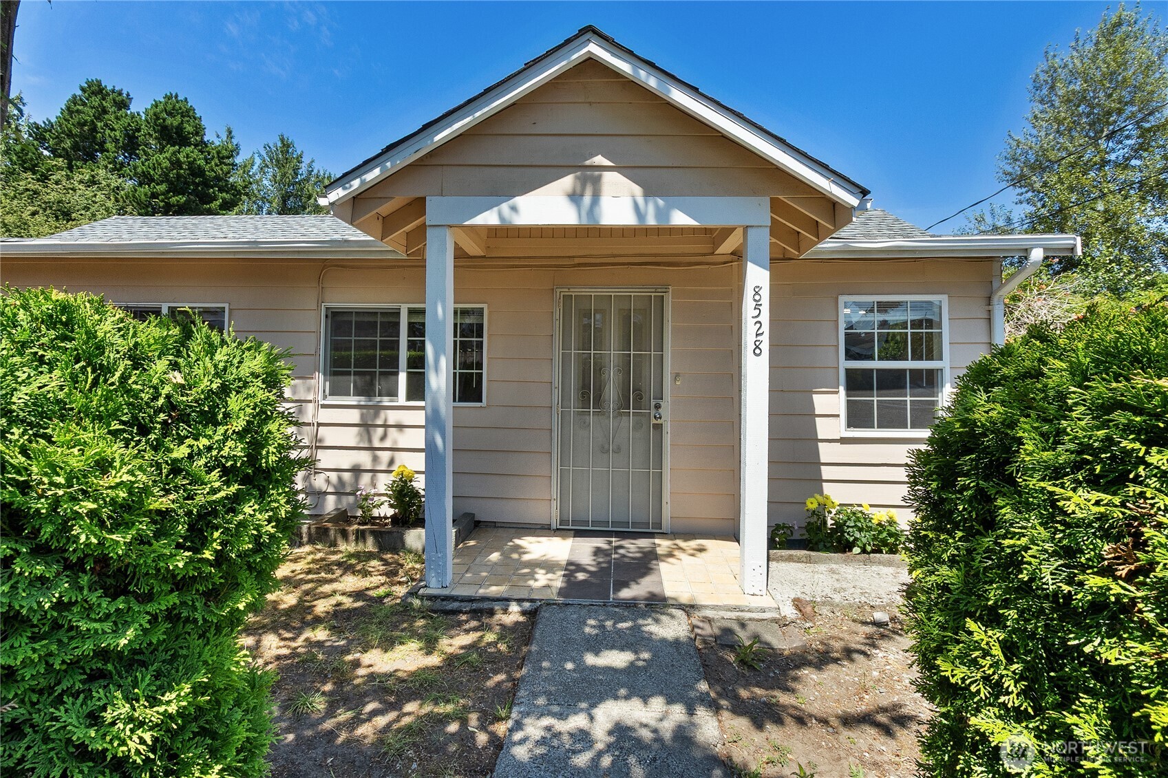8528 S 121st Street Property Photo 5