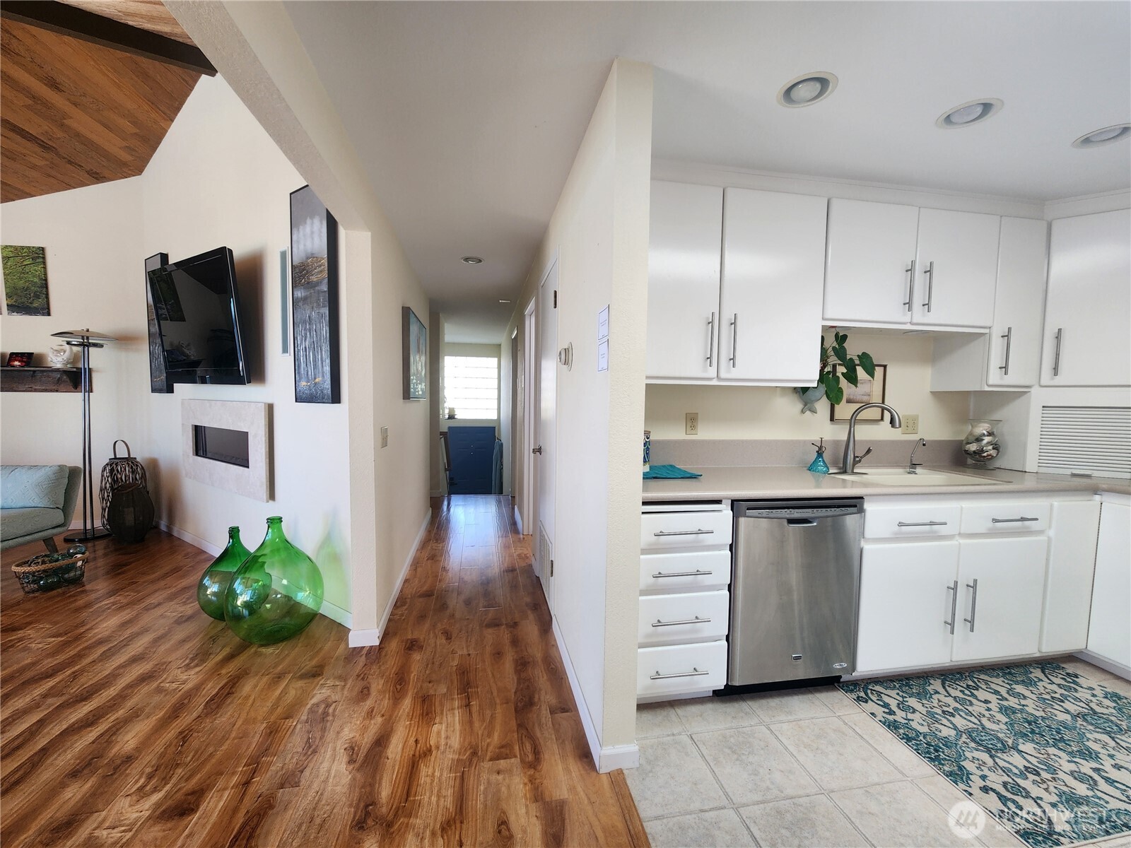 2426 Eastpoint Drive Property Photo 7