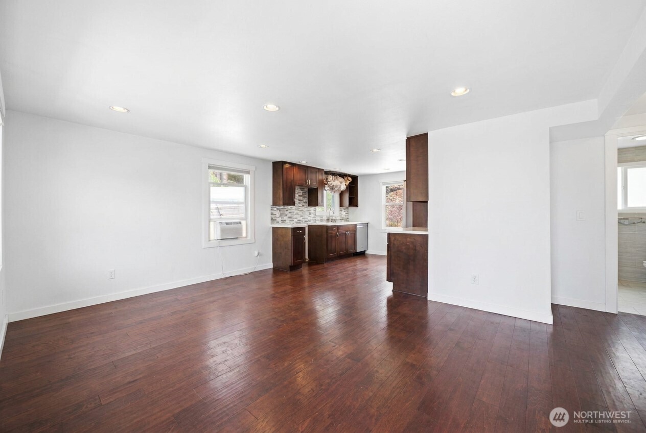 470 Grandey Way Property Photo 3