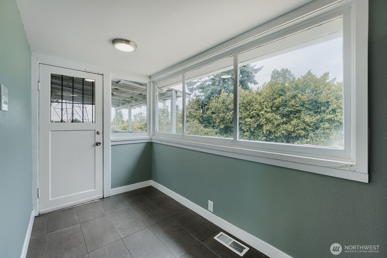 98178 5330 S Creston Street Property Photo 5
