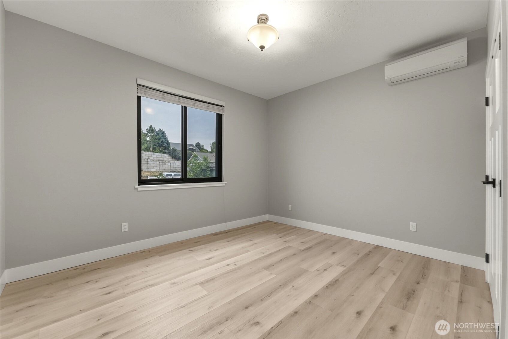 1037 Se Date Avenue 2 Property Photo 6