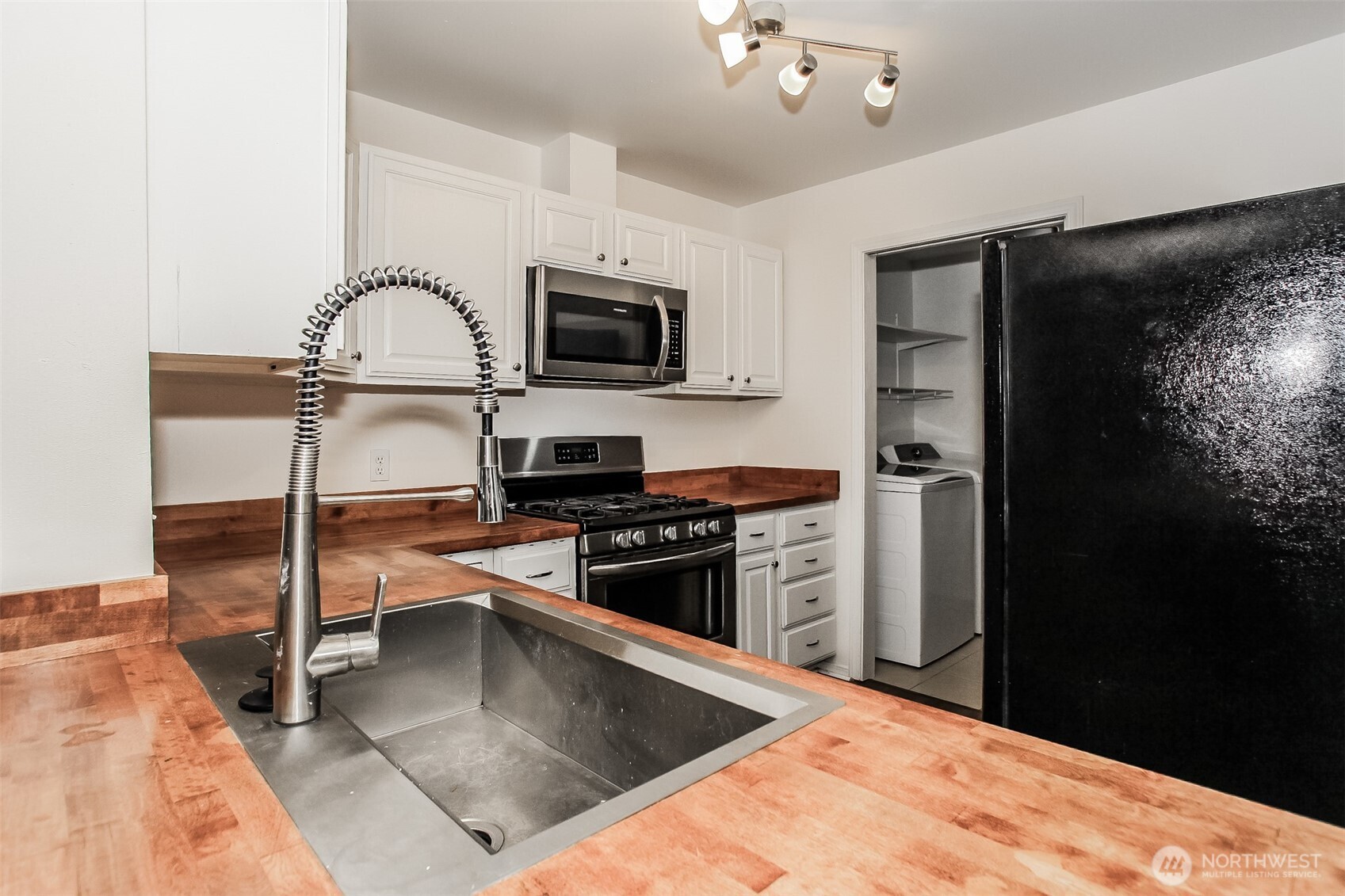 3311 New Hope Circle Property Photo 4