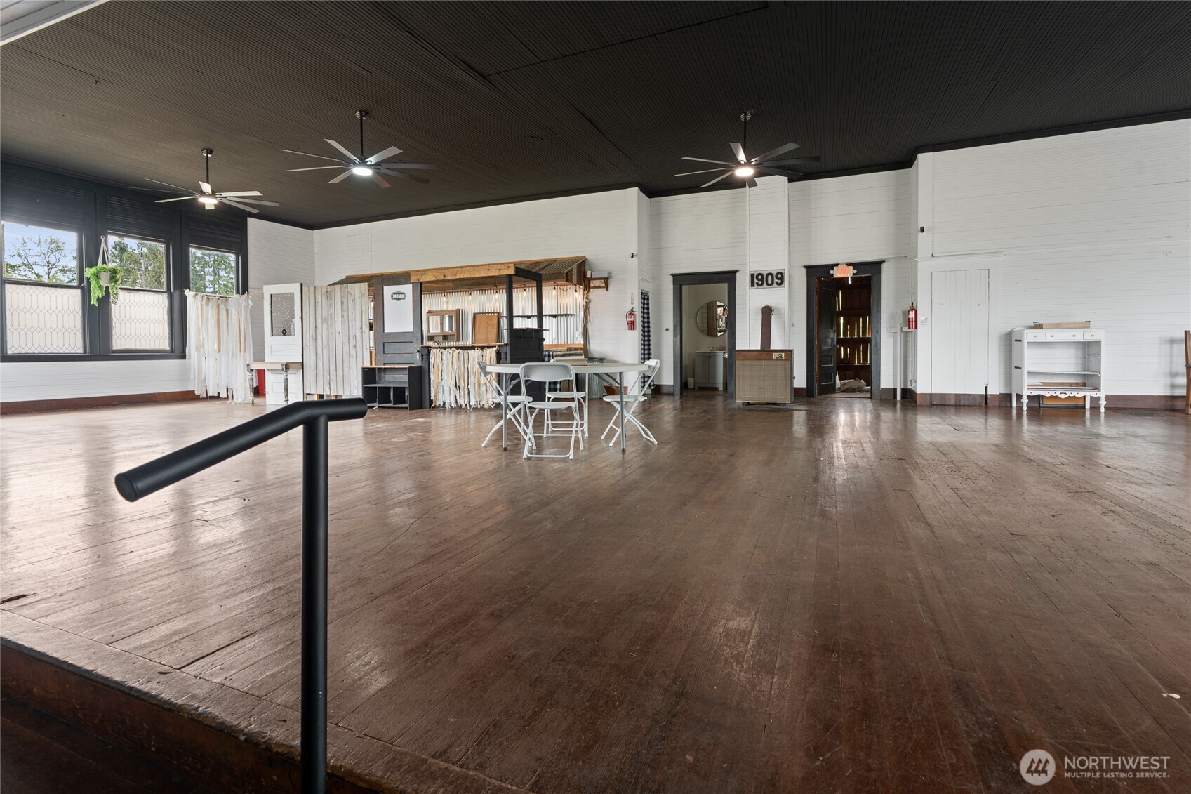 50208 Mountain Highway Property Photo 17