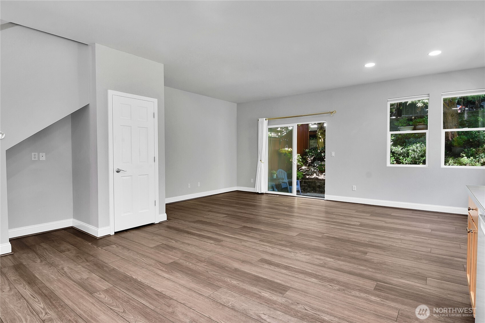 6750 163rd Place B Property Photo 8