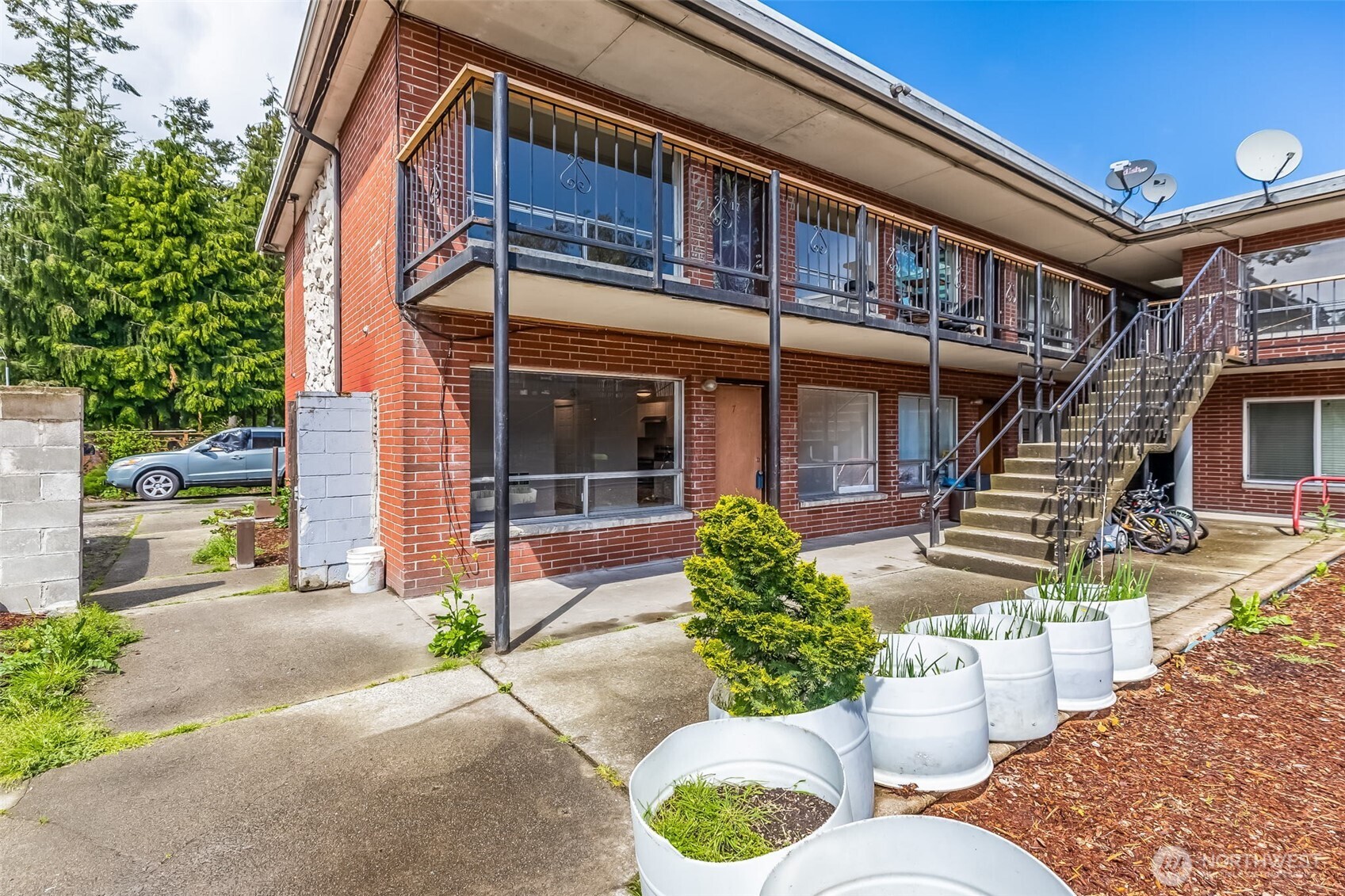 748 S Cloverdale Street Unit 6 Property Photo 3