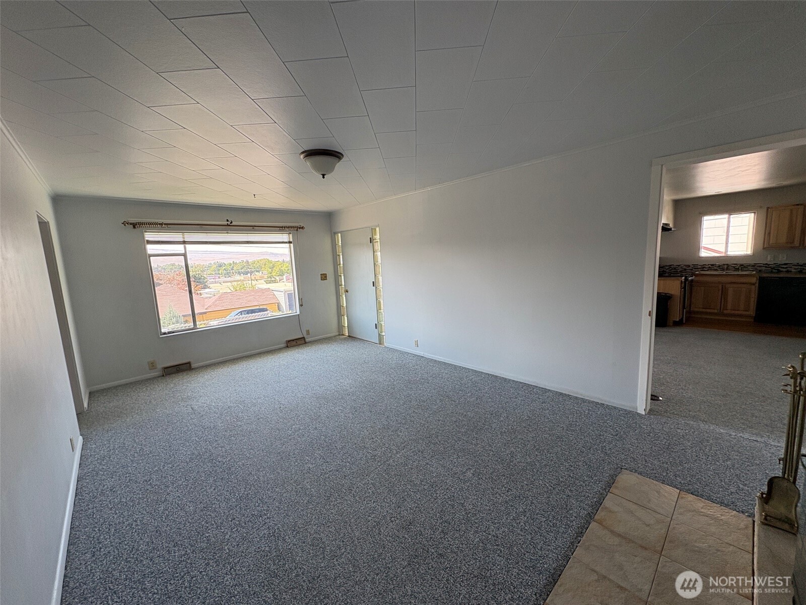 10 W Dewberry Avenue Property Photo 3