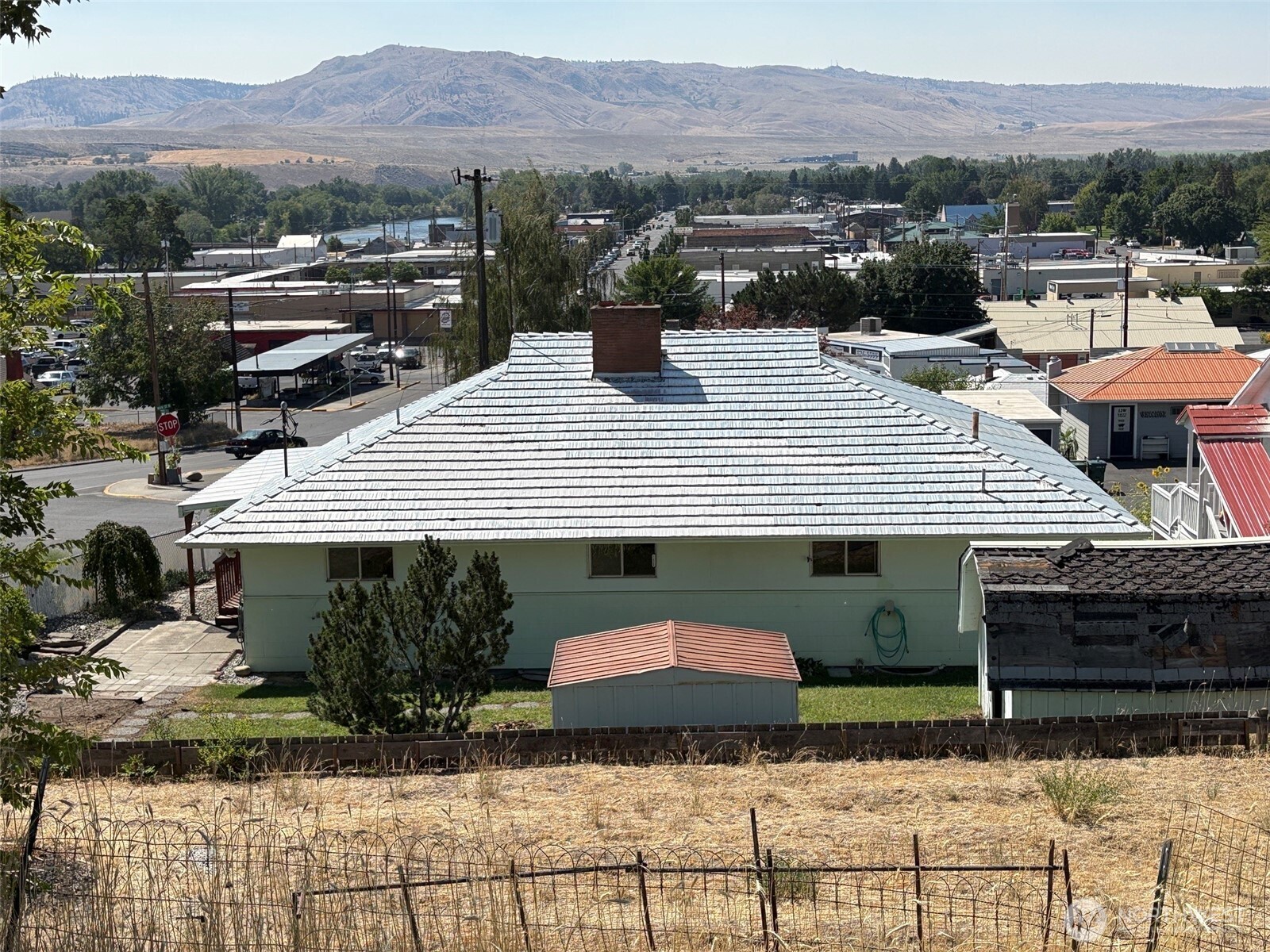 10 W Dewberry Avenue Property Photo 5
