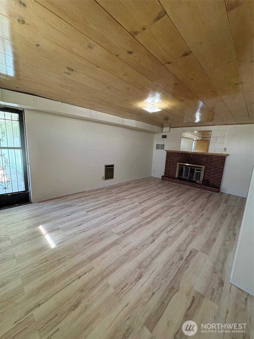10 W Dewberry Avenue Property Photo 8
