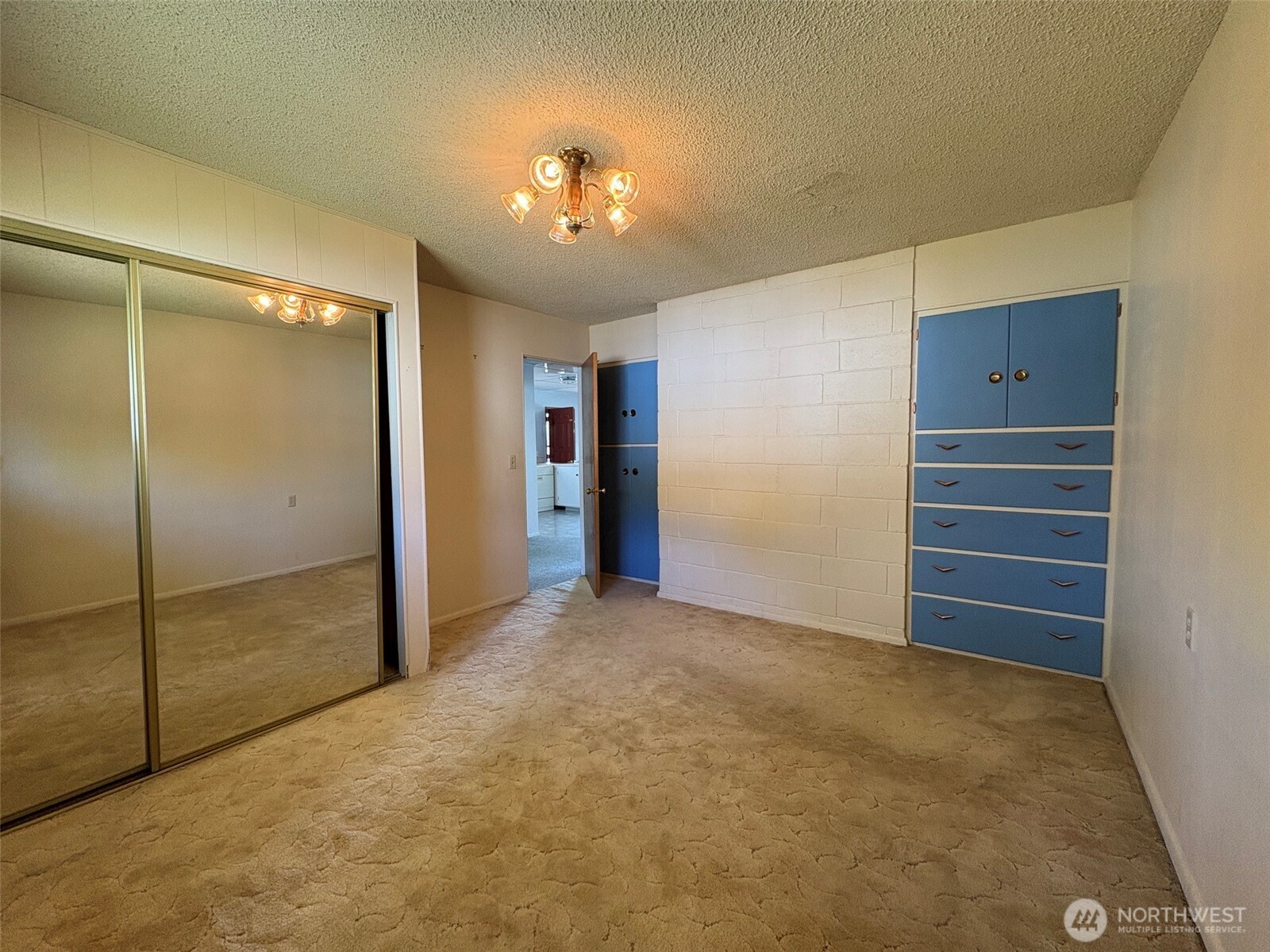 10 W Dewberry Avenue Property Photo 12