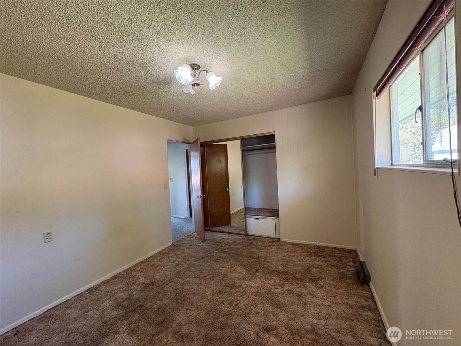 10 W Dewberry Avenue Property Photo 13