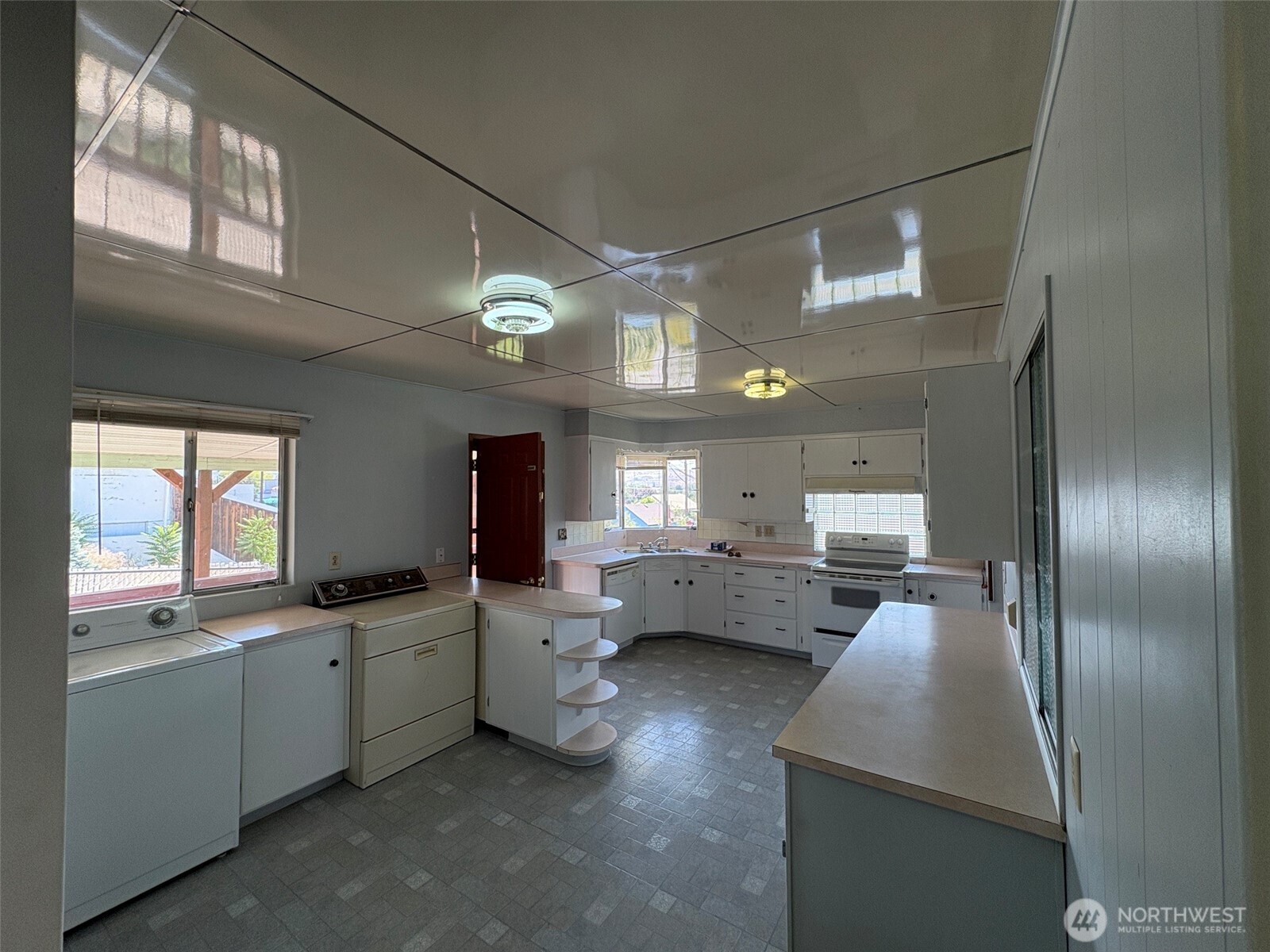 10 W Dewberry Avenue Property Photo 14