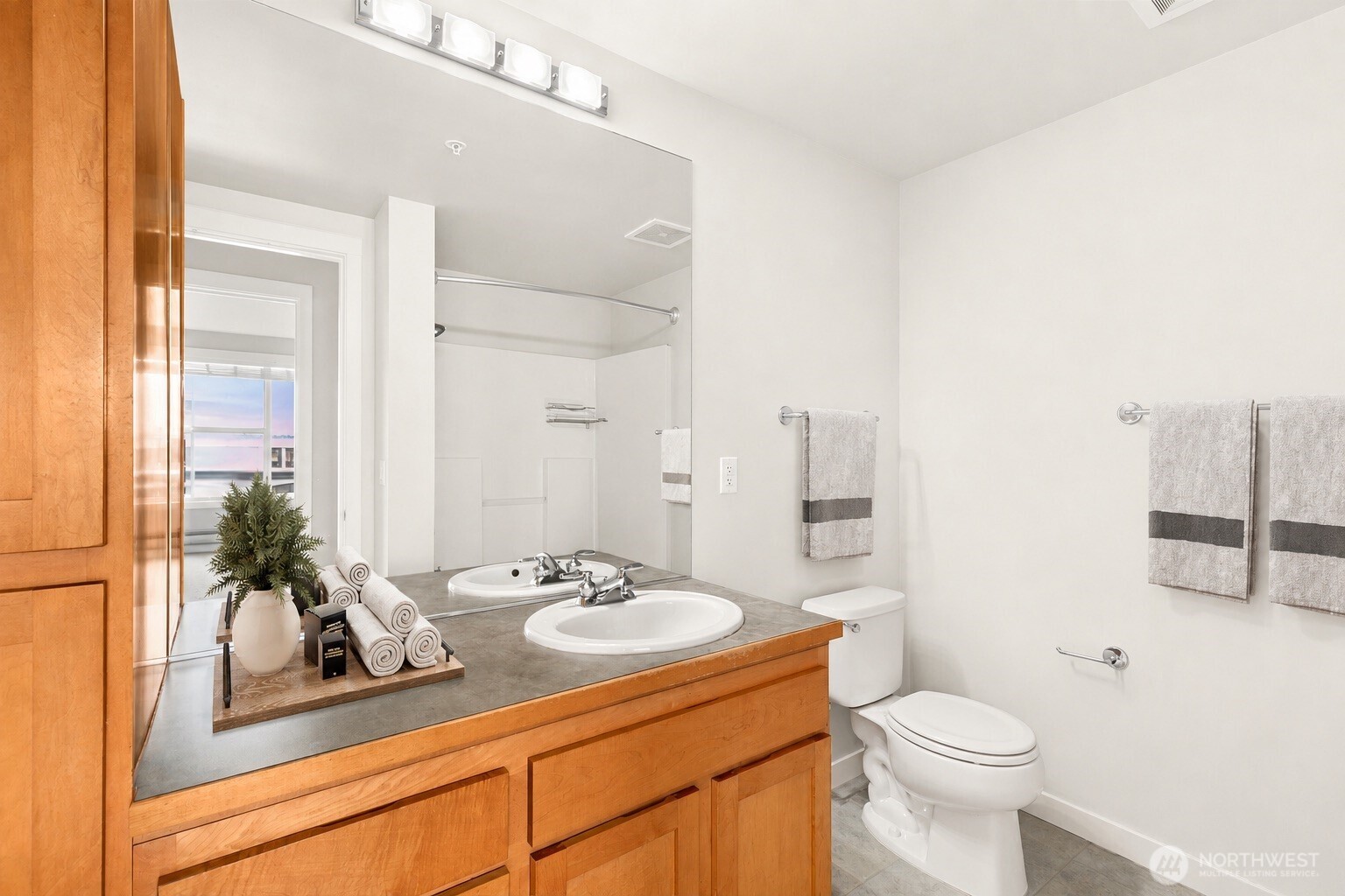 2607 Western Avenue 452 Property Photo 8