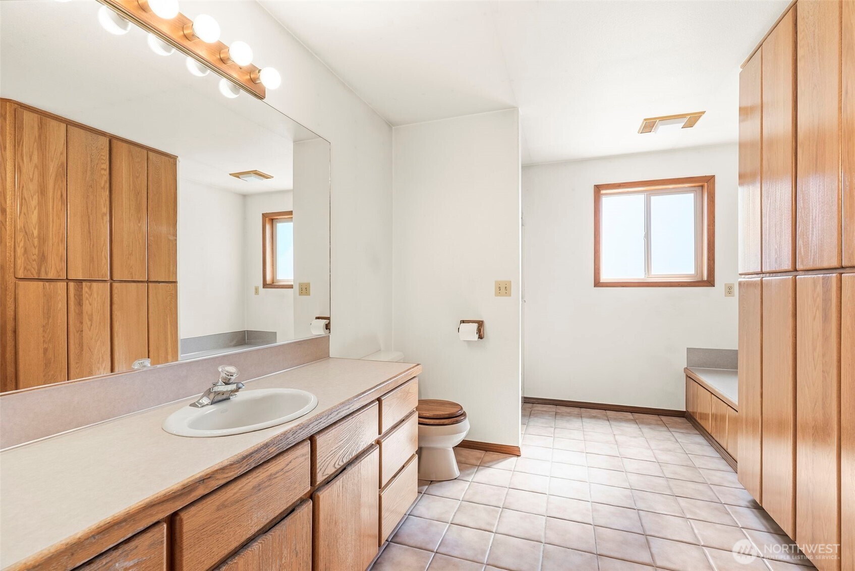 805 Luebke Road Property Photo 15
