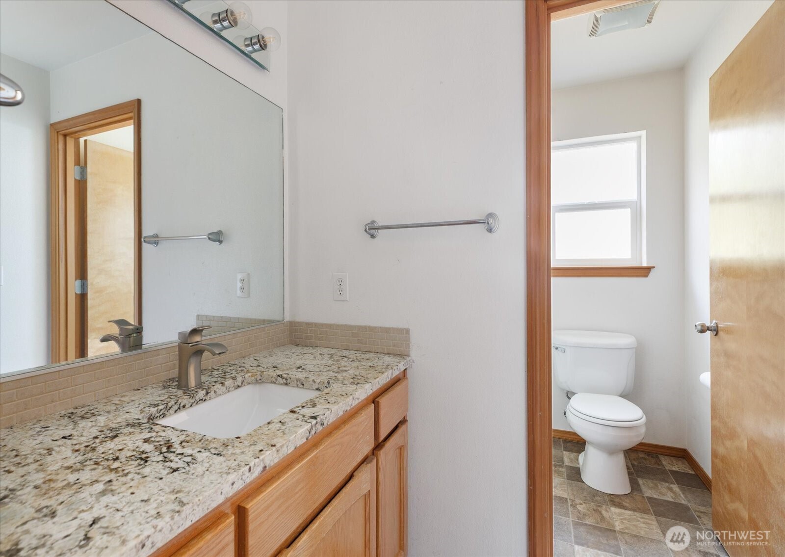 1667 Nw Almond Loop Property Photo 18