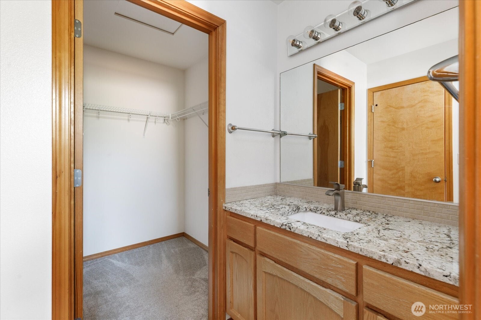 1667 Nw Almond Loop Property Photo 19