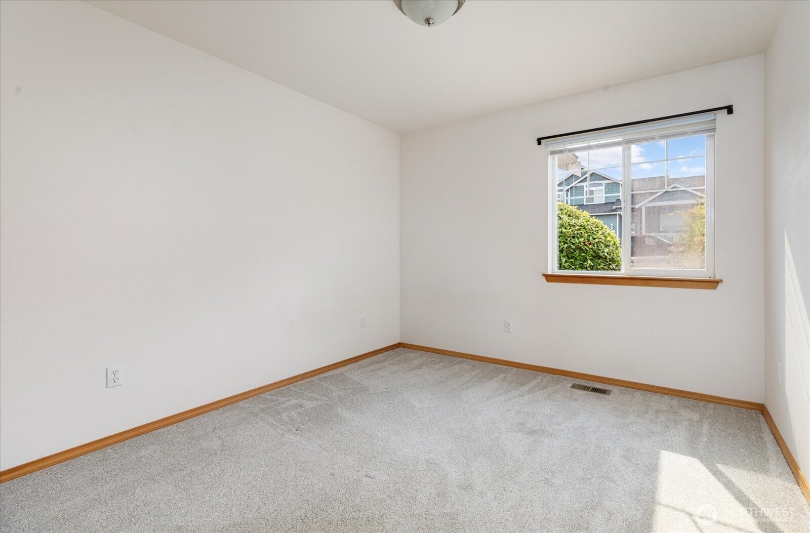 1667 Nw Almond Loop Property Photo 21