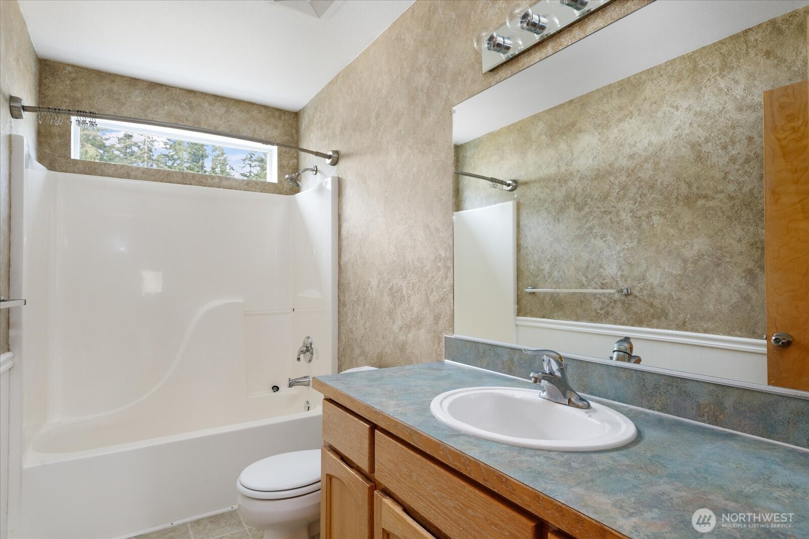 1667 Nw Almond Loop Property Photo 23