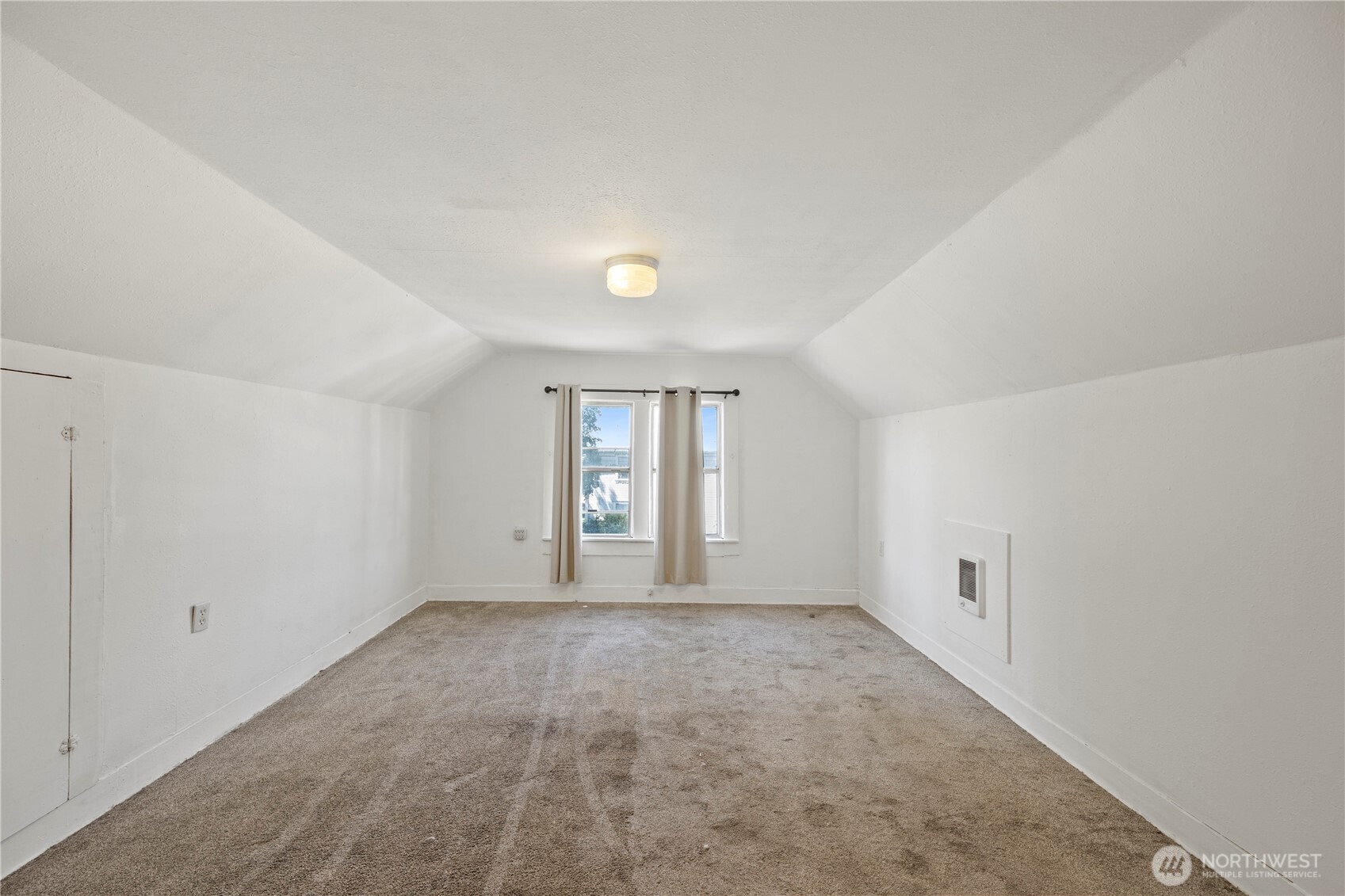 135 E Broadway Street Property Photo 18