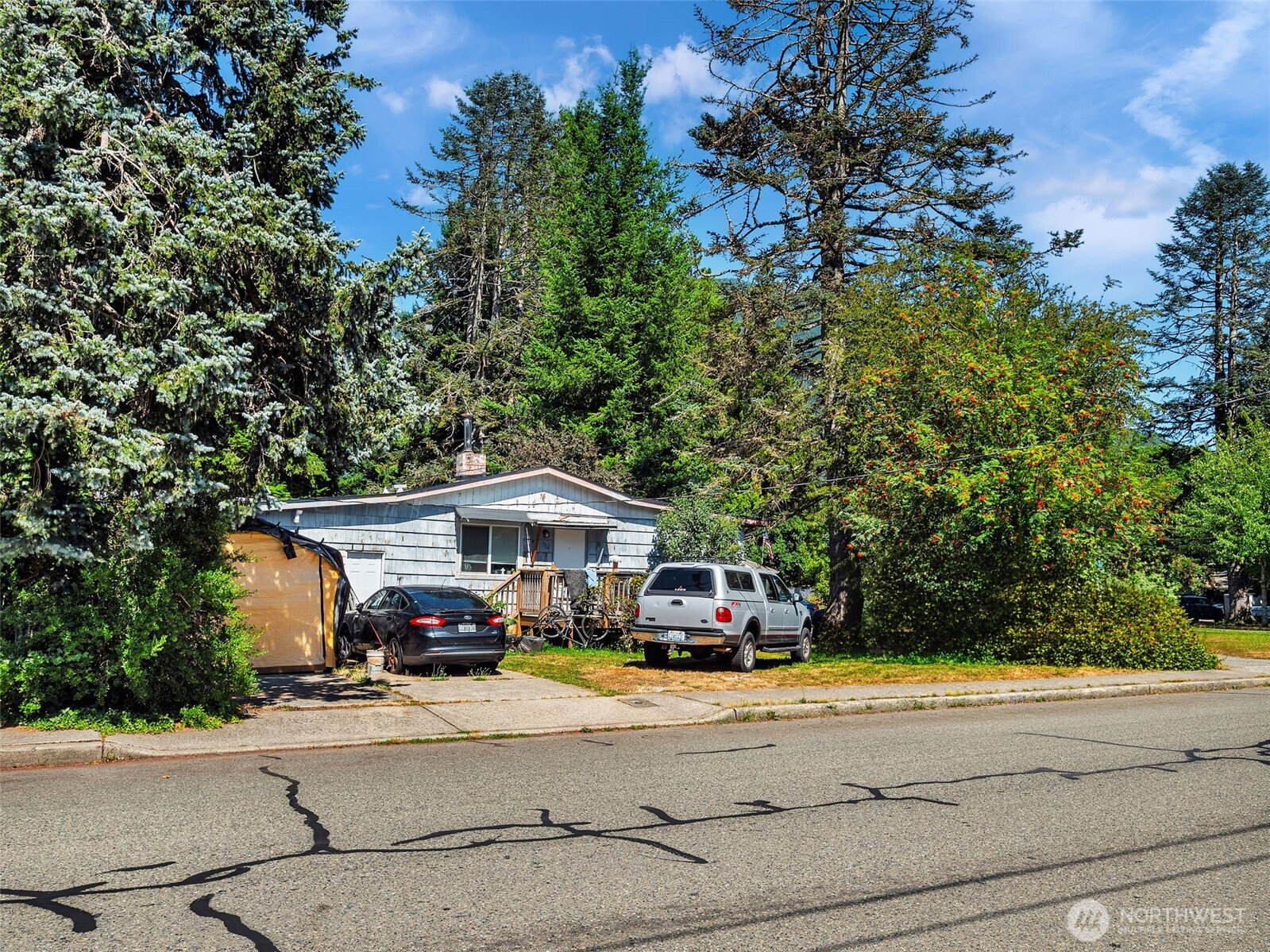 332 E 2nd Street Property Photo 1