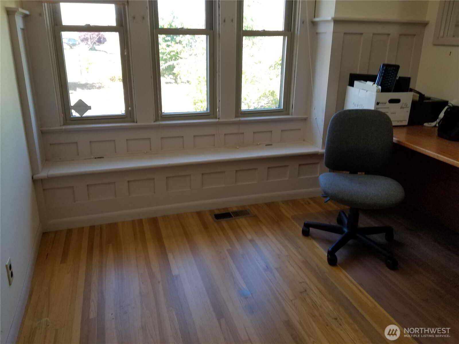305 W 1st Street Property Photo 7