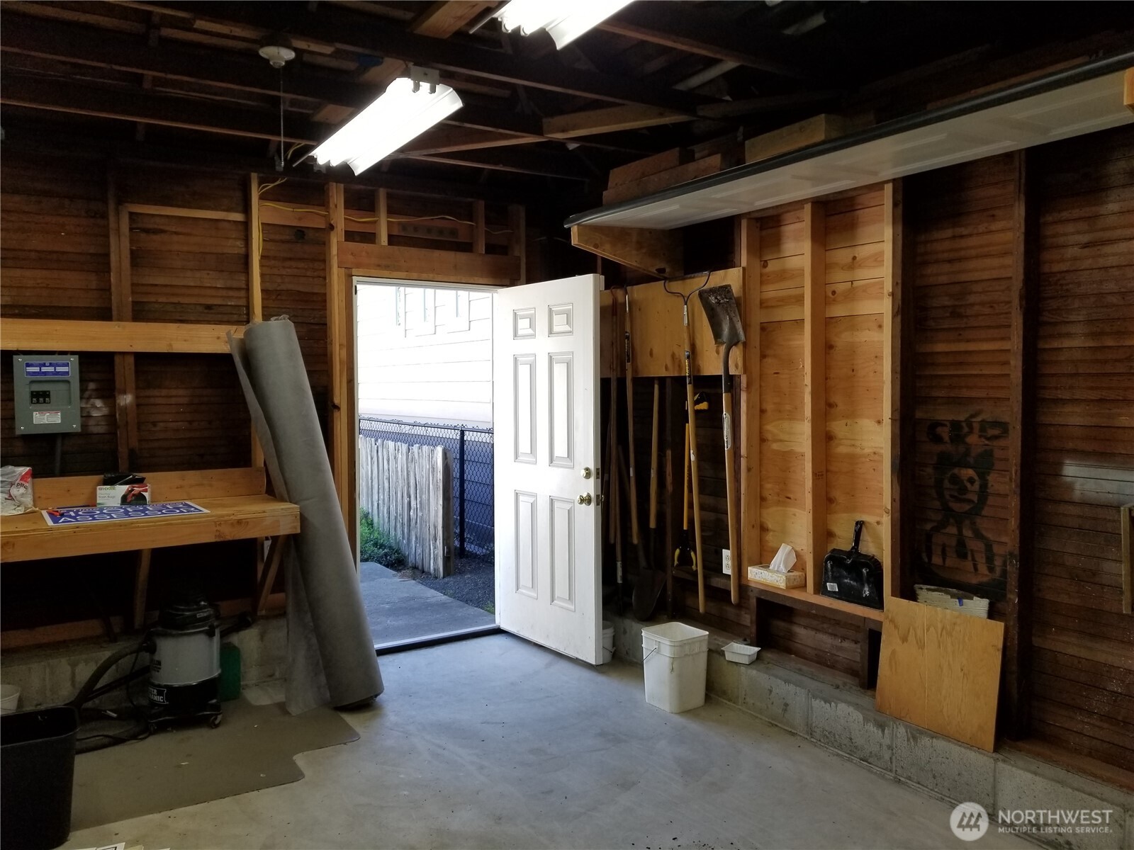 305 W 1st Street Property Photo 25