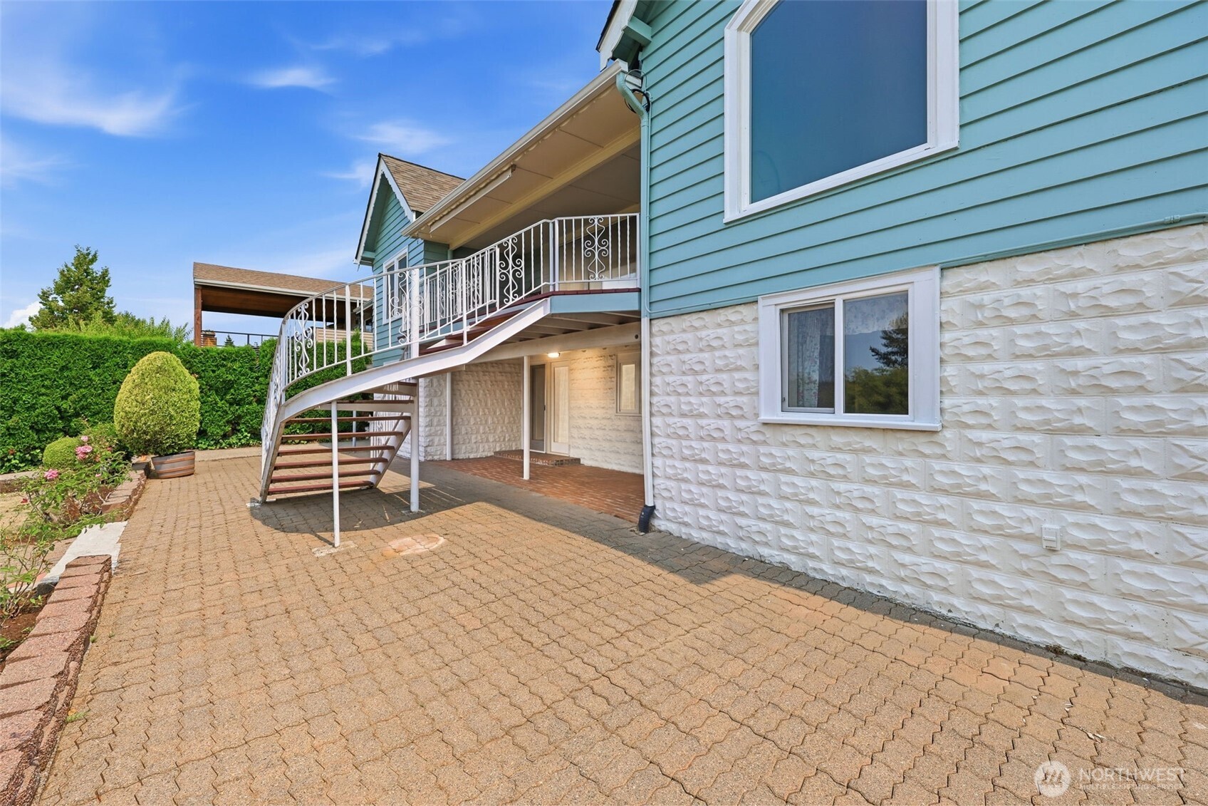 1209 S Sunset Drive Property Photo 4